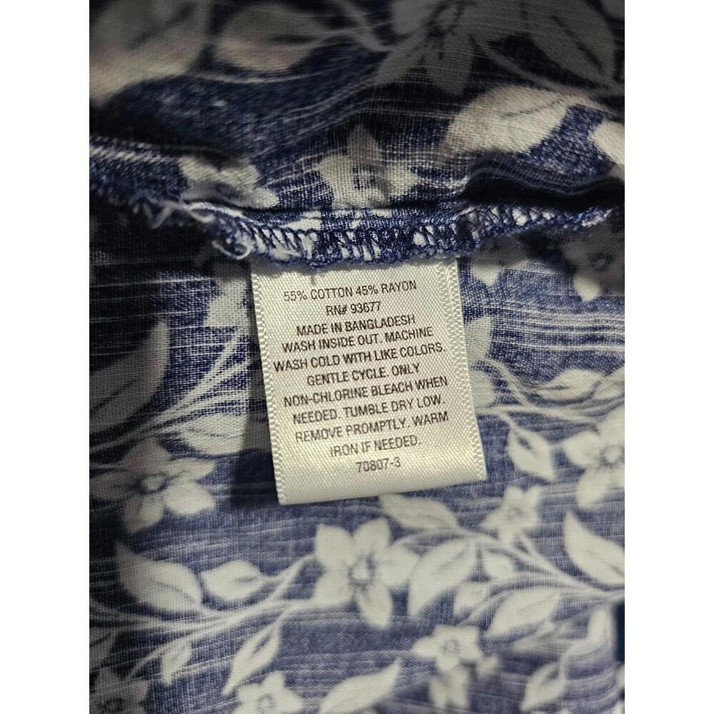 Women's St. John's Bay Sleeveless Blouse Floral Blue & White Size Medium V Neck - Picture 4 of 12